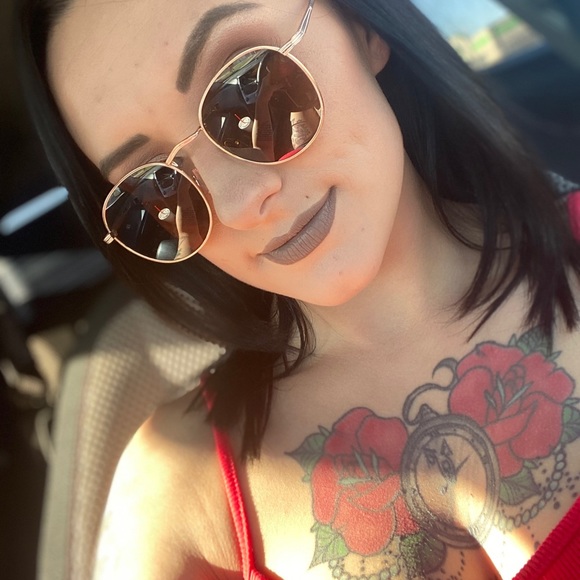 Meet your Posher, Randi - Picture 1 of 1